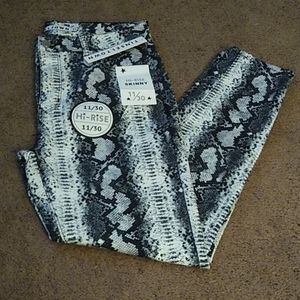 Hi-rise skinny snake print jeans sz 11